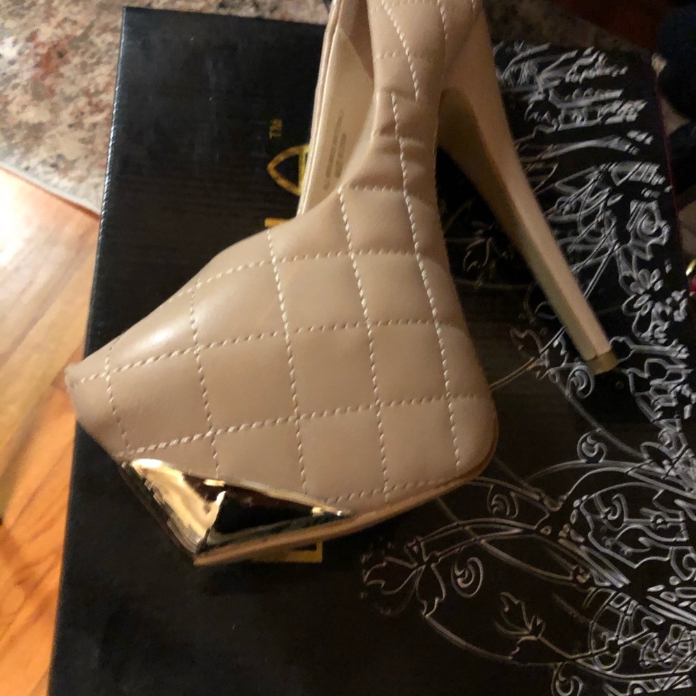 Beautiful heel with gold tip on the shoe